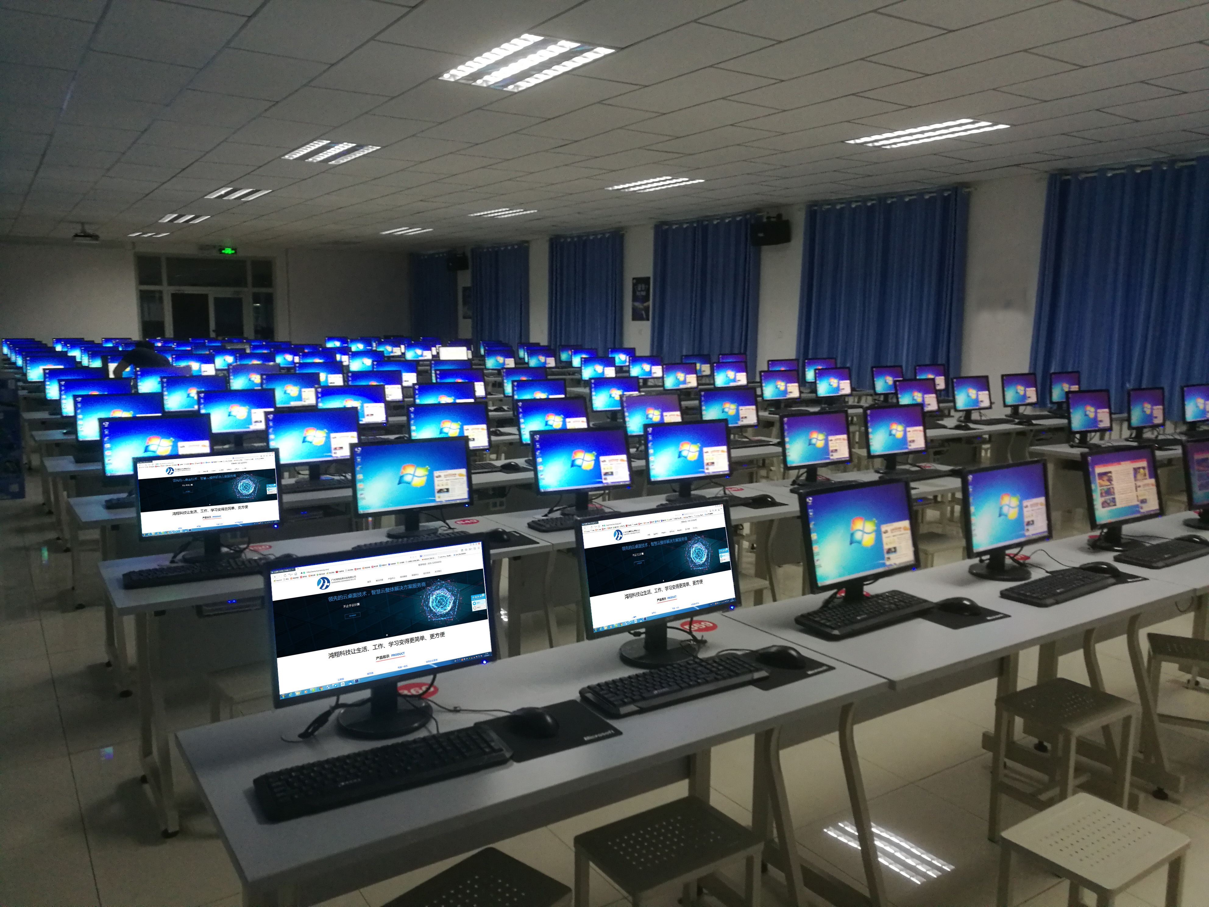 云終端機房新型教學(xué)方案 一臺服務(wù)器高效帶動60臺終端
